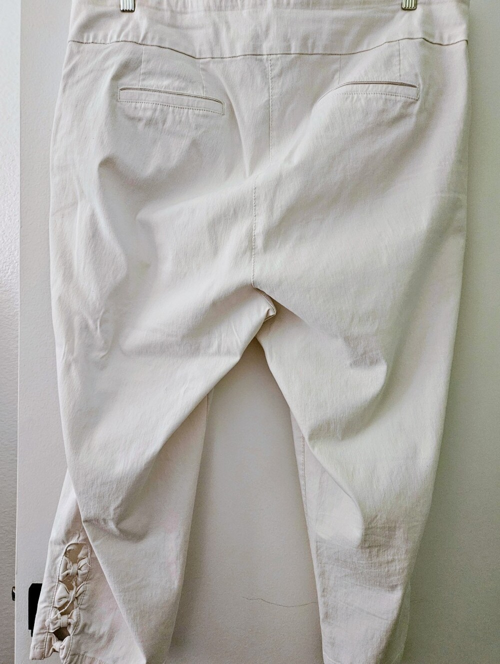 Alia Plus Ivory Capri Pants Bow Cutout Ankle Detail Coquette Plus Size 22W EUC - Picture 2 of 6
